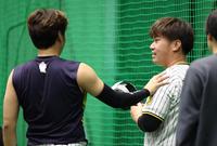 　西勇（左）と話す桐敷（撮影・中田匡峻）