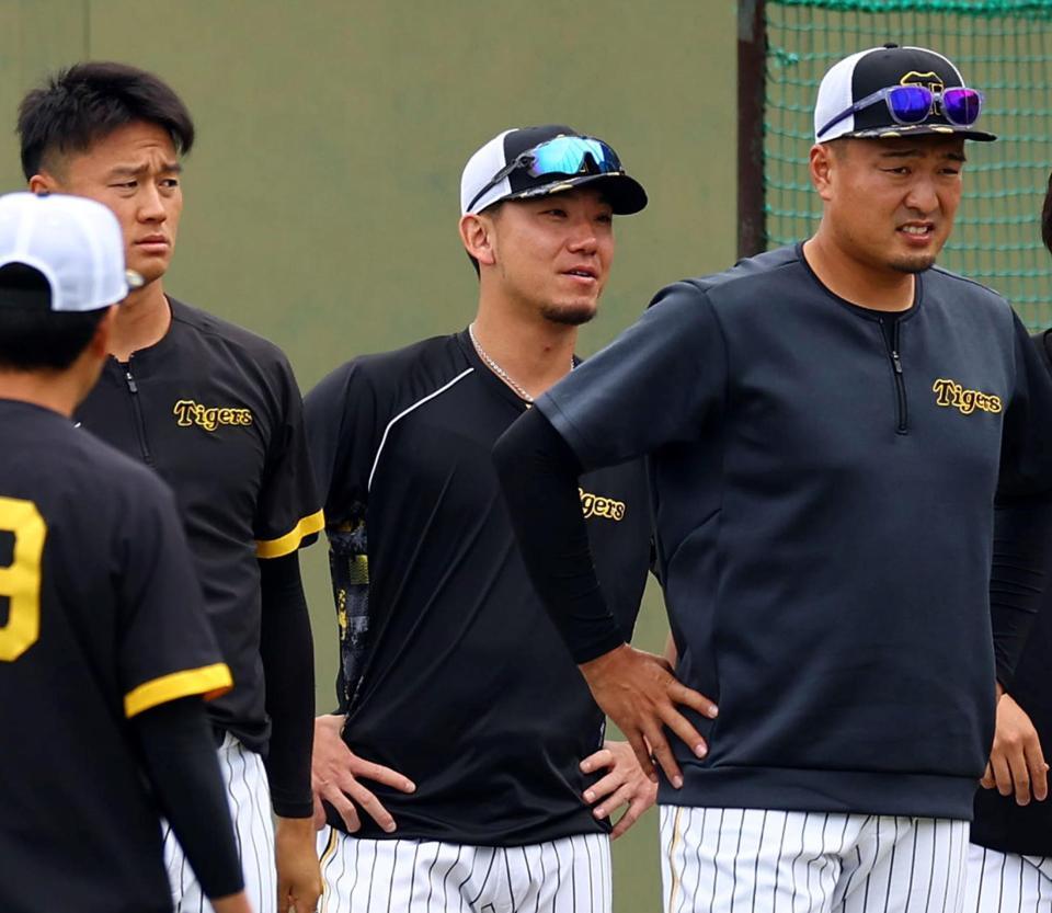 　２軍に合流し、練習前の円陣に加わる伊藤将（中央）＝撮影・山口登