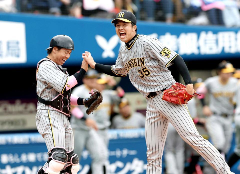 　完封勝利を挙げ、梅野（左）と喜ぶ才木（撮影・金田祐二）