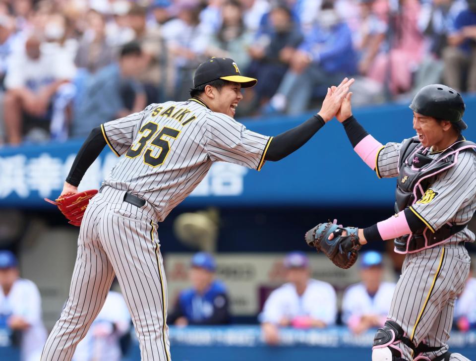 　９回、牧を捕邪飛に打ち取って完封勝利。梅野（右）とタッチを交わす才木（撮影・立川洋一郎）