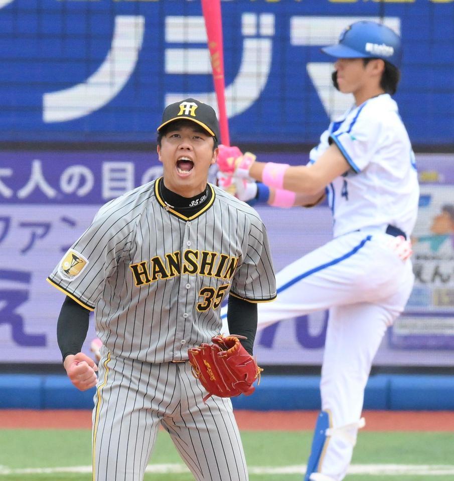 　８回、度会（奥）から空振り三振を奪い、雄たけびを上げる才木＝１２日