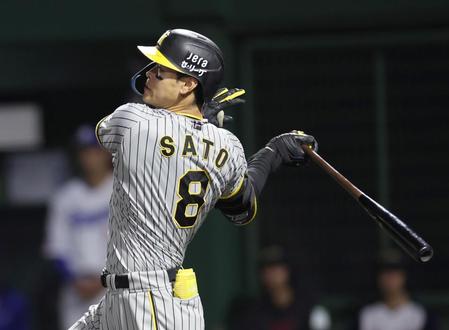 　６回、二塁打を放つ佐藤輝（撮影・田中太一）