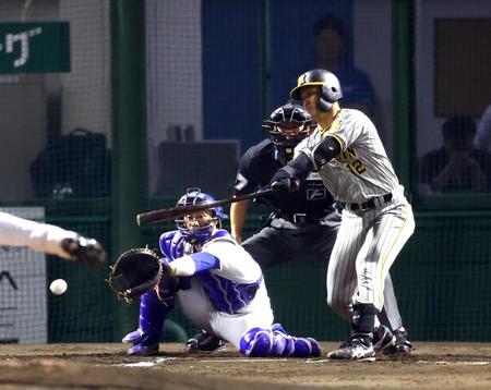 　６回、坂本の二ゴロで阪神が勝ち越す（撮影・山口登）