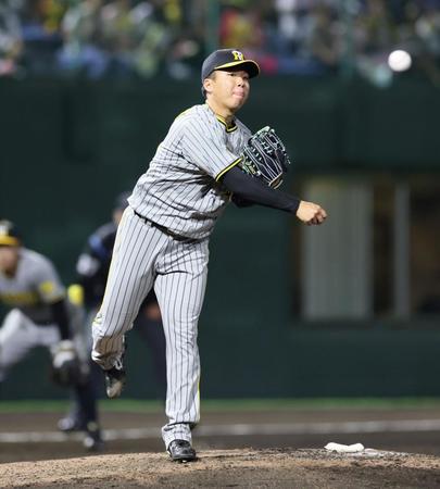 　７回、一塁へけん制し一走・宇佐見をアウトにする村上（撮影・立川洋一郎）