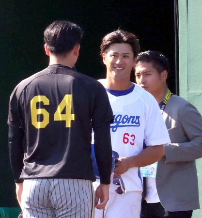 　亜大の後輩・岡留（左）のあいさつに笑顔を見せる板山（撮影・山口登）