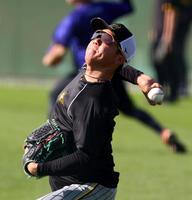 　登板に向け、調整する村上（撮影・山口登）