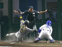 　６回、前川の一ゴロで近本は生還（撮影・山口登）