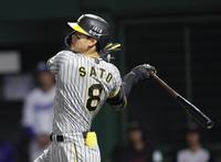 　６回、二塁打を放つ佐藤輝（撮影・田中太一）