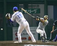 　６回、前川の一ゴロで同点に追いつく（撮影・山口登）