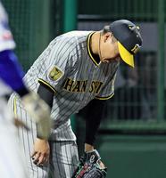 　８回、石川昂の２点適時打で勝ち越されて悔しがる村上（撮影・立川洋一郎）