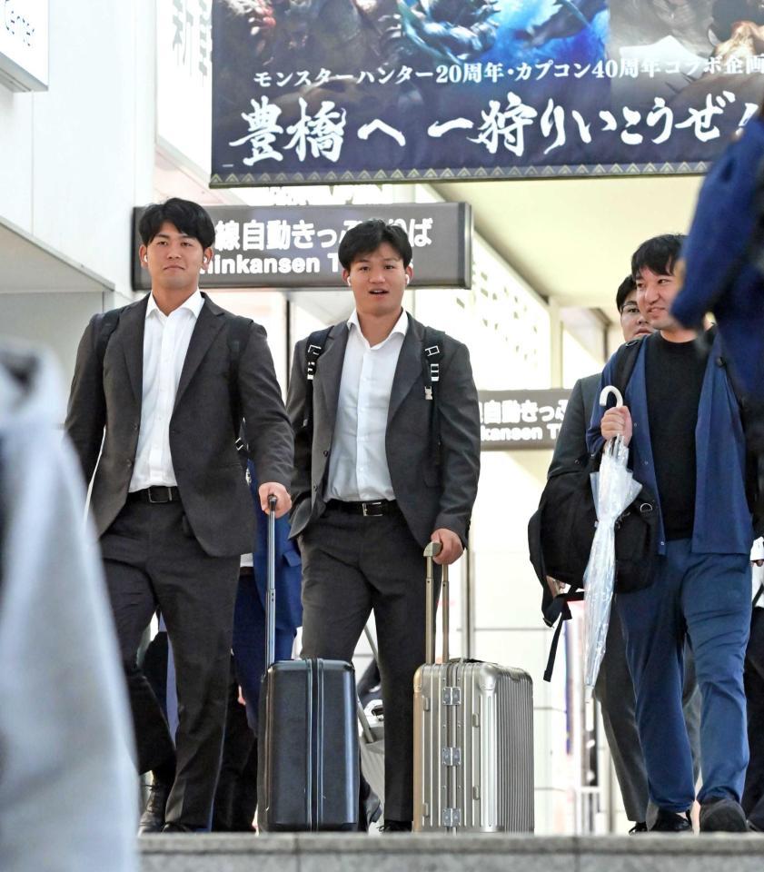 　豊橋に到着し宿舎へ向かう森下（中央）。左は岡留（撮影・立川洋一郎）