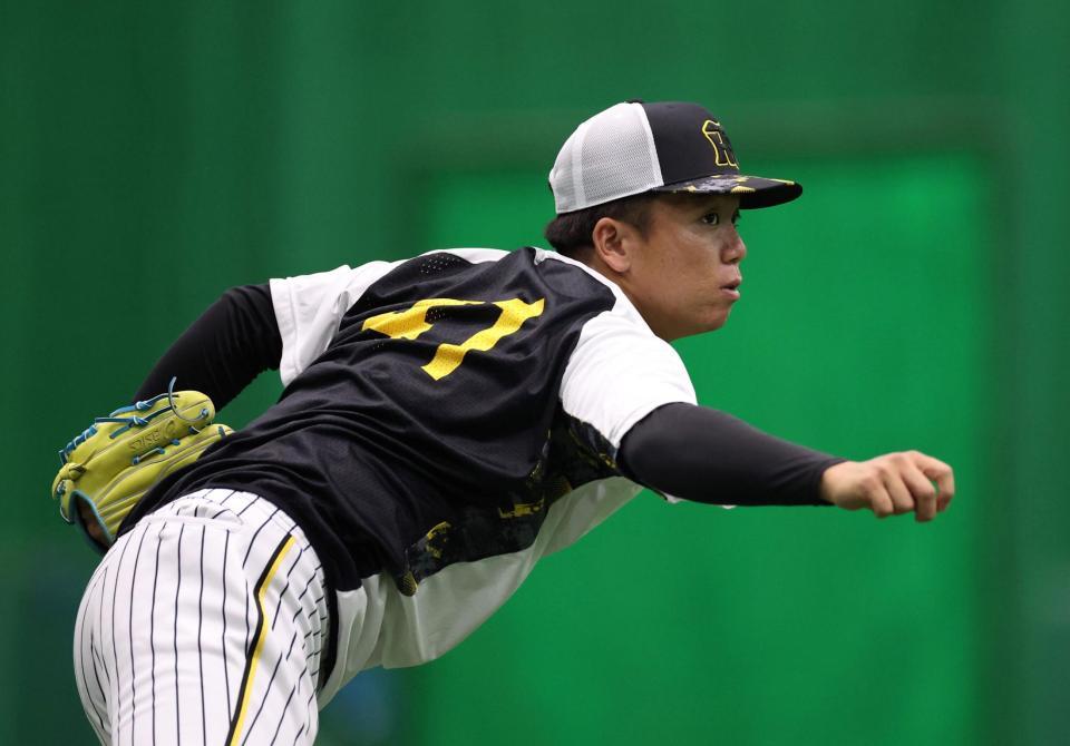 　キャッチボールをする村上（撮影・中田匡峻）