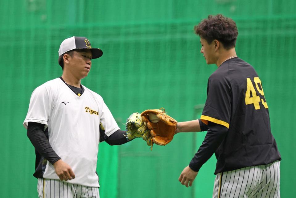 　キャッチボールを終え、タッチを交わす村上（左）と大竹（撮影・中田匡峻）