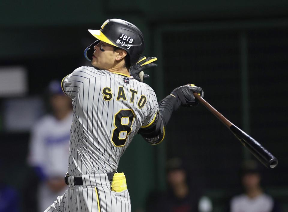 　６回、二塁打を放つ佐藤輝（撮影・田中太一）