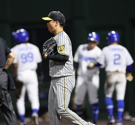 　８回、石川昂に２点適時打を許し肩を落とす村上（撮影・田中太一）