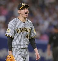 　７回、中日打線を三者凡退に抑え、ほえる大竹（撮影・田中太一）