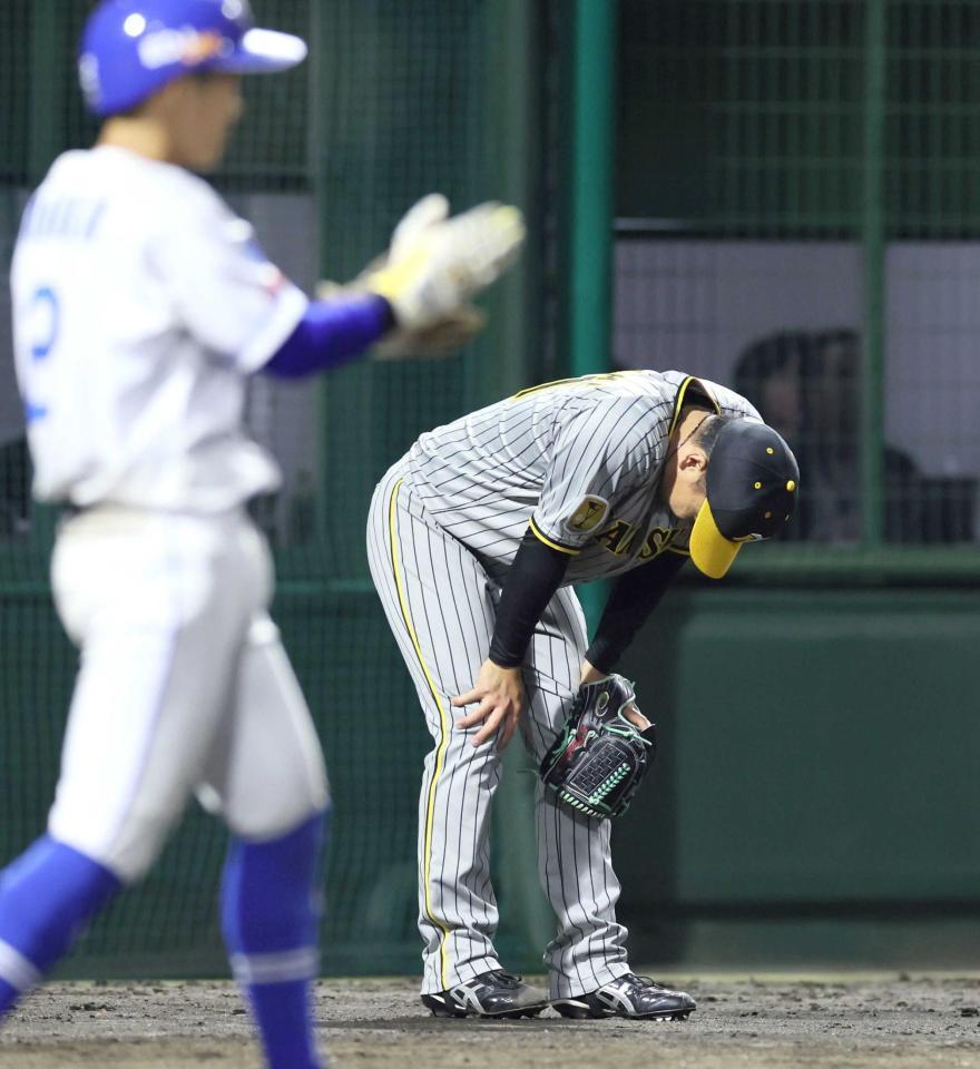 　８回、石川昂の２点適時打で勝ち越され、肩を落とす村上（撮影・立川洋一郎）