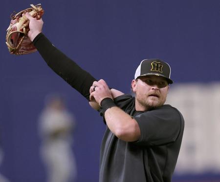 　小幡のグラブを使って内野ノックを受けたノイジー（撮影・田中太一）