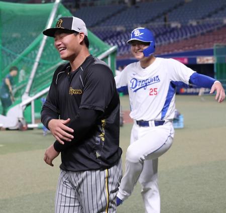 　練習前、石川昂のポーズを見て笑う森下（撮影・田中太一）