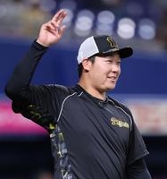 　キャッチボールをする大山（撮影・立川洋一郎）