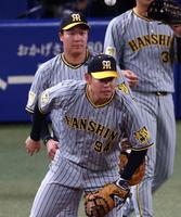 　シートノックを受ける原口（後方は大山）＝撮影・山口登