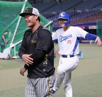 　練習前、石川昂のポーズを見て笑う森下（撮影・田中太一）