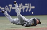 　２回、細川の打球に飛びつき、長打を防ぐ原口（撮影・田中太一）