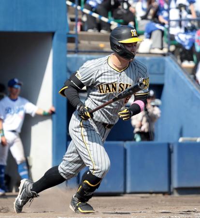 　９回、二塁ゴロに倒れる佐藤輝（撮影・山口登）