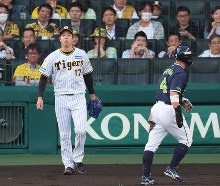 　１回、長岡に適時打を打たれ先制点を許す青柳。右は生還した丸山和（撮影・立川洋一郎）