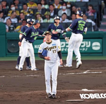 　３回、村上（奥右端）に３ランを浴びる青柳（撮影・立川洋一郎）