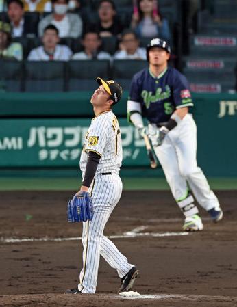 　３回、村上に３ランを浴びる青柳（撮影・立川洋一郎）