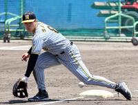 　シートノックを受ける佐藤輝撮影・山口登）