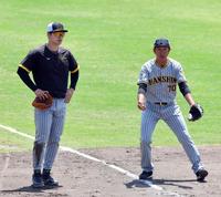 　試合前、佐藤輝（左）は田中コーチからアドバイスを受ける（撮影・山口登）