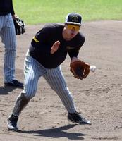 　試合前、ノックを受ける佐藤輝（撮影・山口登）