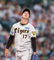 　３回、右中間へ村上に３ランを浴びた青柳（撮影・中田匡峻）