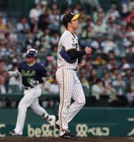 　３回、村上（後方）に３ランを浴びた青柳（撮影・中田匡峻）