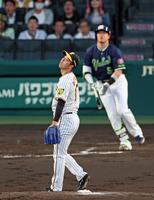 　３回、村上に３ランを浴びる青柳（撮影・立川洋一郎）