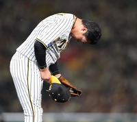 　６回裏に適時打を放った大山は７回表の守備に就いた際、ライトスタンドのからの大山コールに深々と頭を下げる（撮影・中田匡峻）