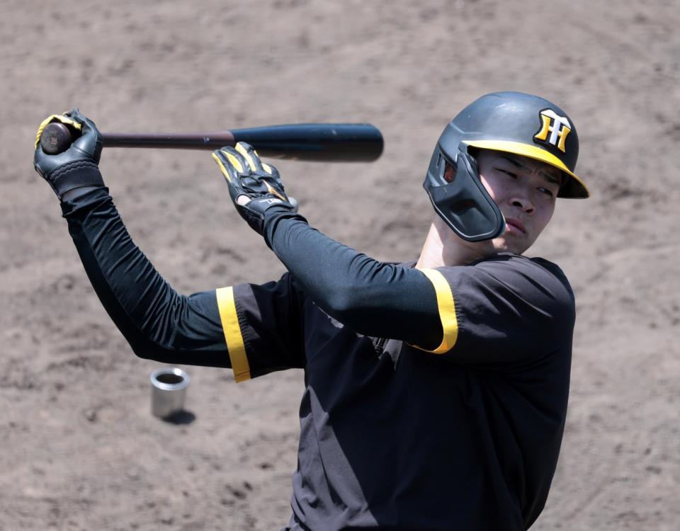 　打撃練習する佐藤輝（撮影・山口登）