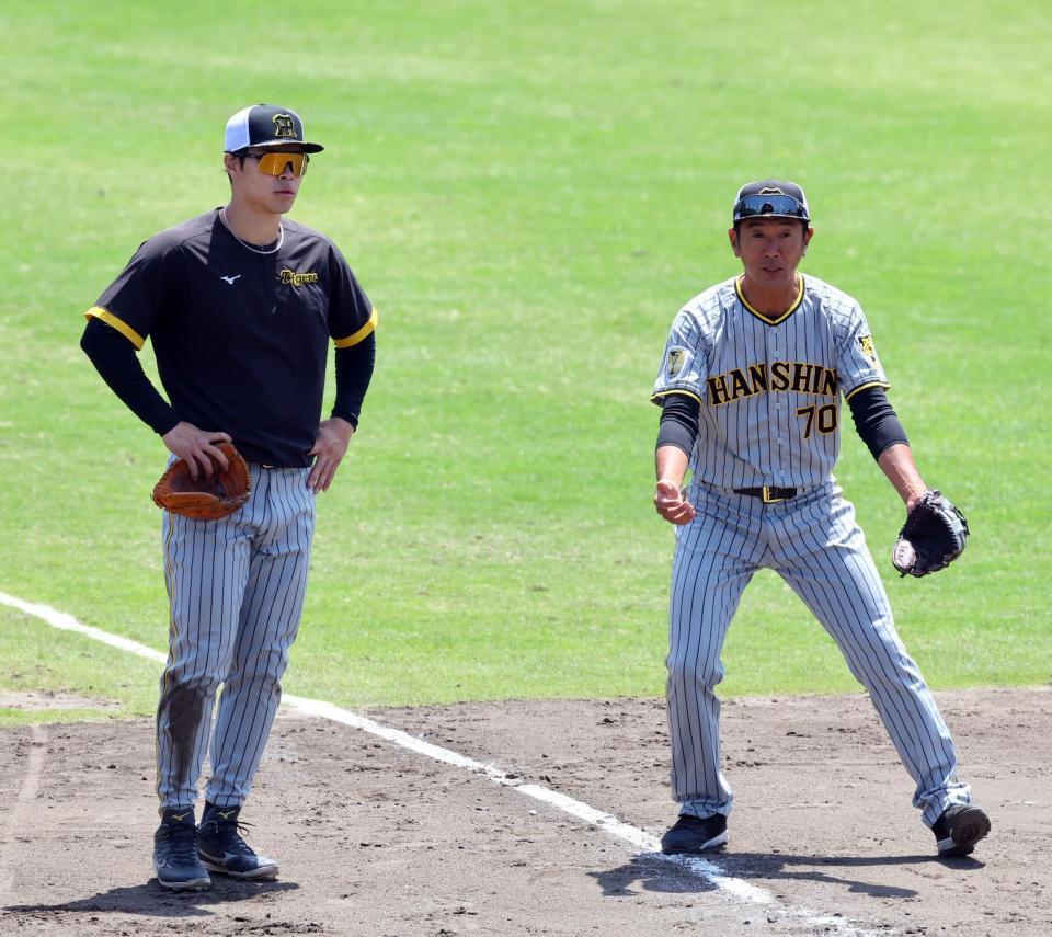 　試合前、佐藤輝（左）は田中コーチからアドバイスを受ける（撮影・山口登）