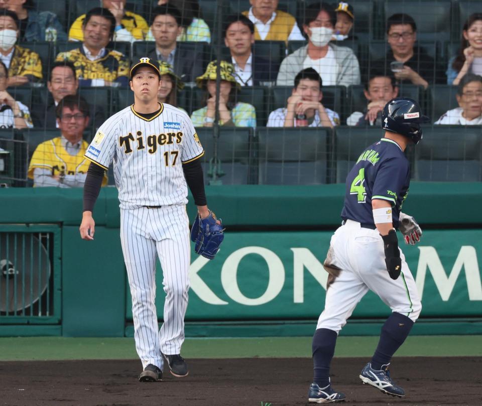 　１回、長岡に適時打を打たれ先制点を許す青柳。右は生還した丸山和（撮影・立川洋一郎）