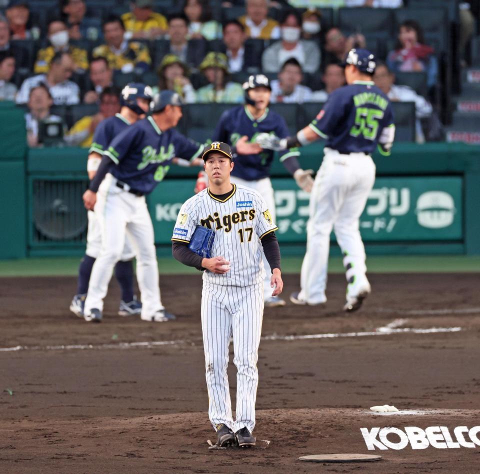 　３回、村上（奥右端）に３ランを浴びる青柳（撮影・立川洋一郎）