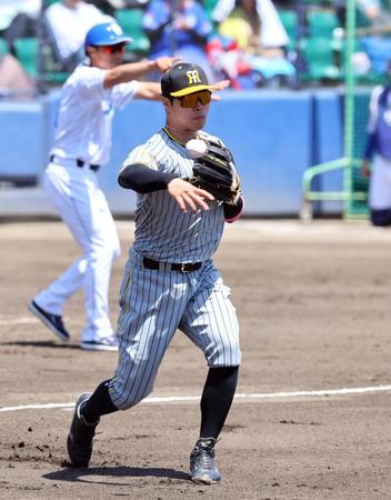 　１回、石垣の送りバントを処理する佐藤輝（撮影・山口登）