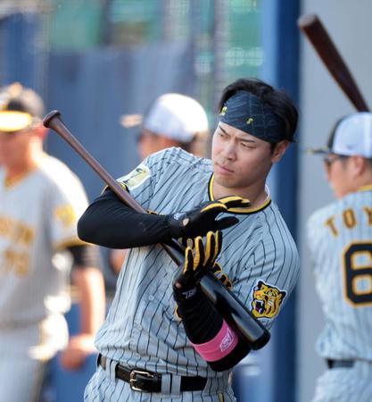 　試合を終え、ベンチ前で素振りをする佐藤輝（撮影・山口登）