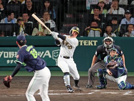 ６回裏阪神２死一、三塁、中前へ適時打を放つ阪神・糸原健斗＝甲子園（撮影・立川洋一郎）