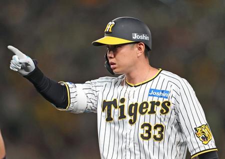 　６回、中前適時打を放ち、ベンチに向かって指をさす糸原（撮影・中田匡峻）