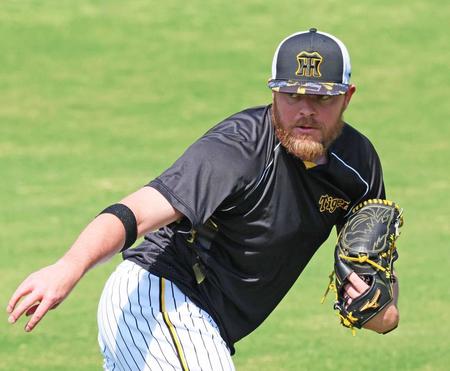 　登板へ向けて調整するビーズリー（撮影・立川洋一郎）