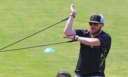 　登板へ向けてトレーニングするビーズリー（撮影・立川洋一郎）