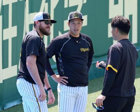 　１軍に合流し青柳（中央）と談笑するビーズリー（左）＝撮影・立川洋一郎