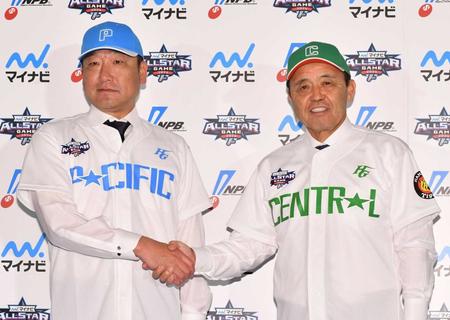 　会見を終え、握手を交わすオリックス・中嶋監督（左）と阪神・岡田監督